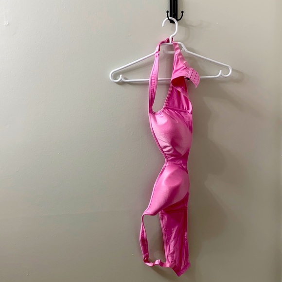 I am selling a size 42C bra in pink. - Picture 1 of 2